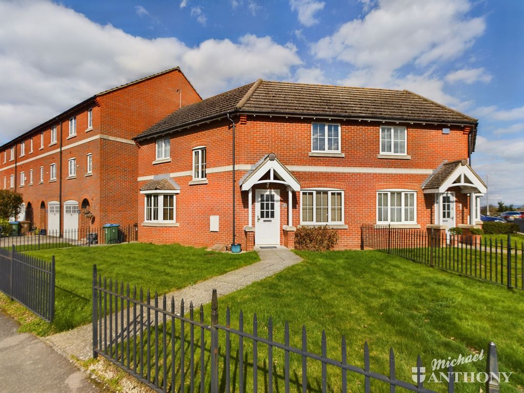 3 bed semidetached house for sale in Hornbeam Way, Weston Turville