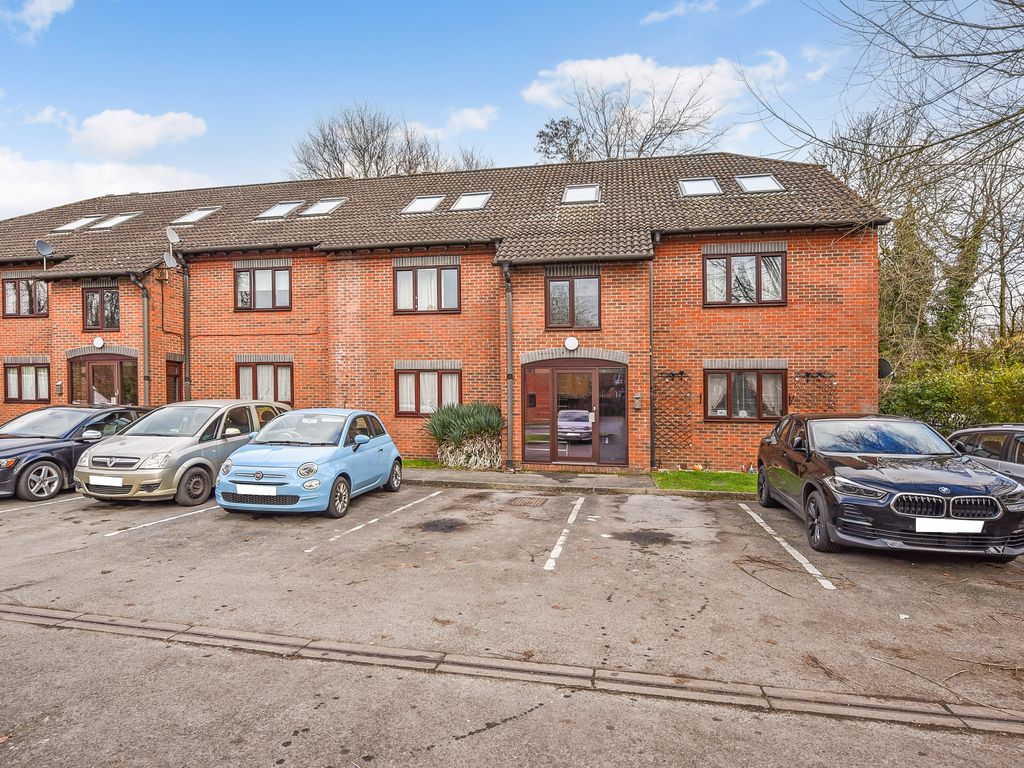 2 bed flat for sale in Heather Drive, Andover SP10 Zoopla