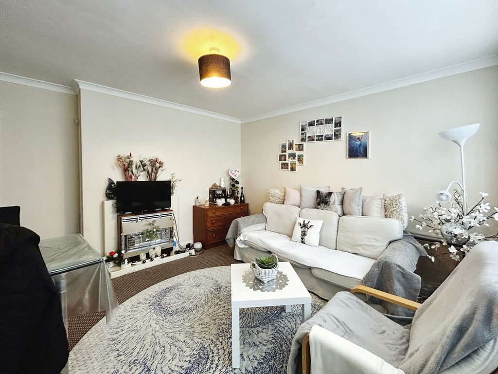 2 bed terraced house to rent in Humber Way, Langley SL3, £1,700 pcm