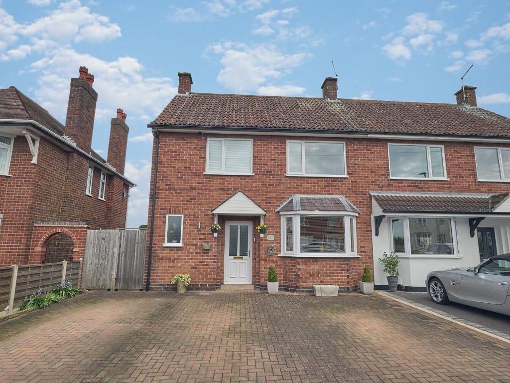 3 bed semidetached house for sale in Middlefield Lane, Hinckley LE10