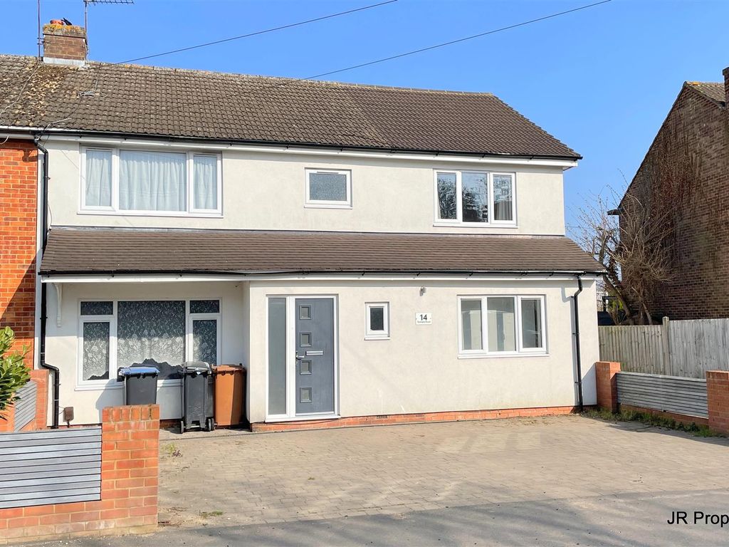 4 bed semidetached house for sale in Tolmers Road, Cuffley, Potters