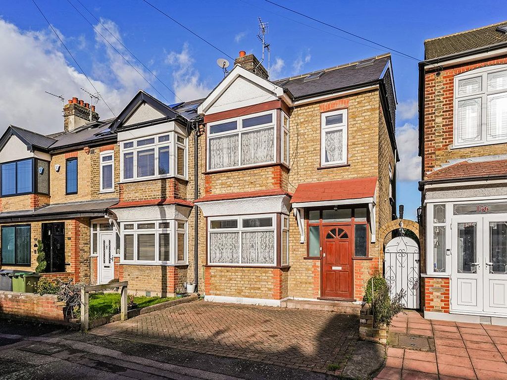 4 bed end terrace house for sale in Hampton Road, London E4, £550,000