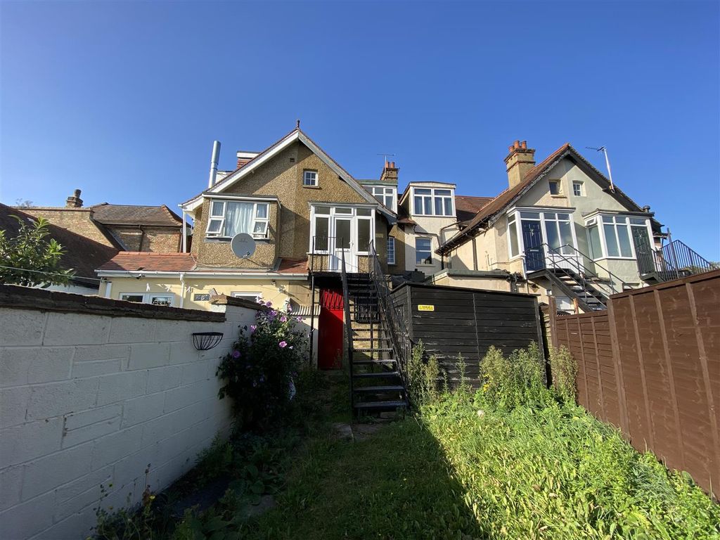 2 bed flat to rent in Echo Square, Gravesend DA12, £1,100 pcm Zoopla