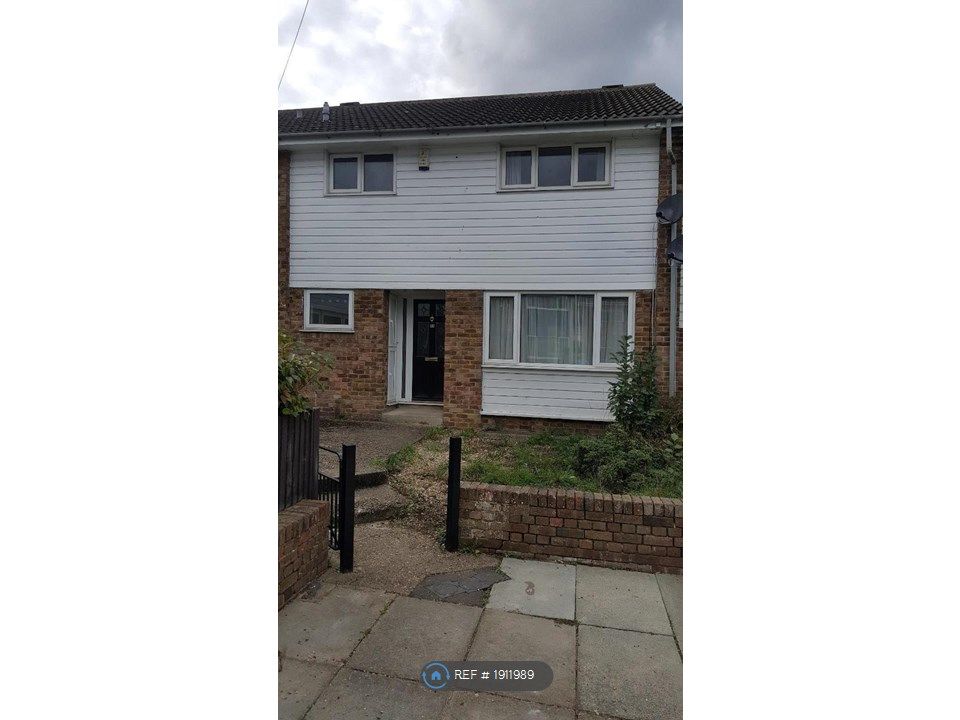 3 bed terraced house to rent in Mackenzie Way, Gravesend DA12, £1,495