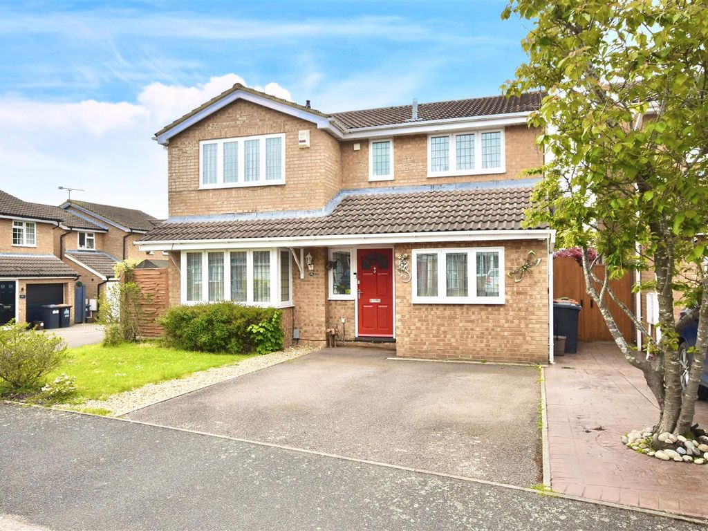 4 bed detached house for sale in Marley Fields, Leighton Buzzard LU7, £