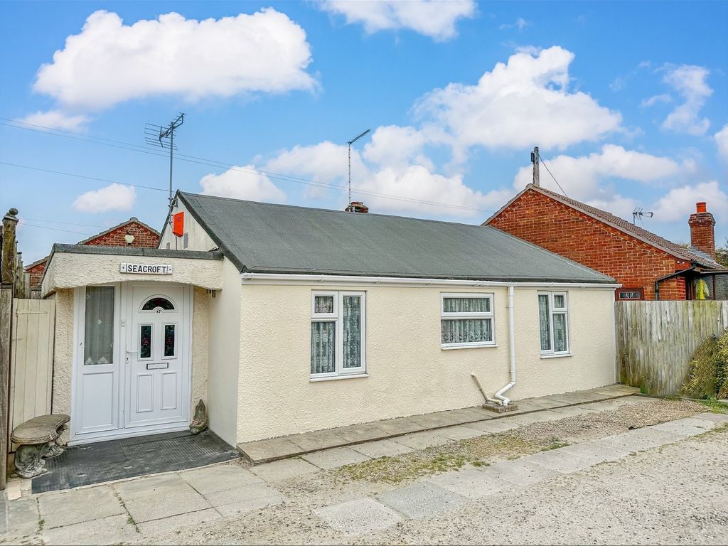 3 bed detached bungalow for sale in Fakes Road, Hemsby, Great Yarmouth
