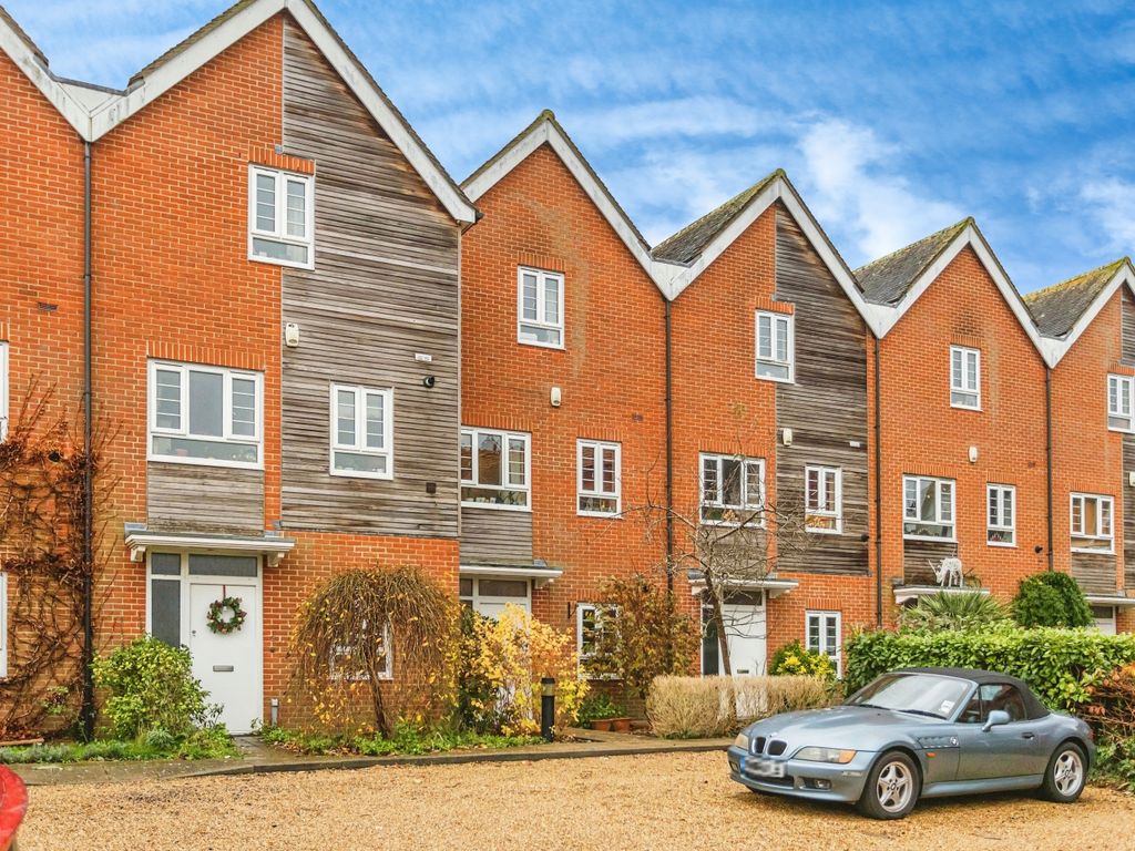 4 bed property to rent in Cromwell Place, King Henrys Road, Lewes BN7