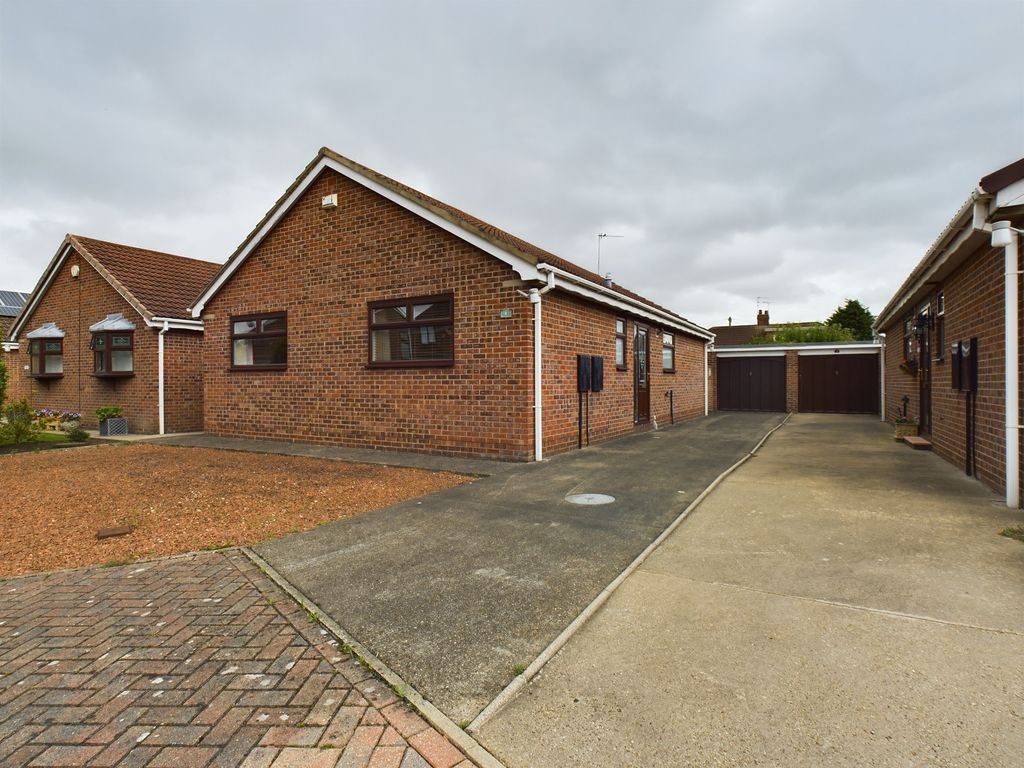 2 bed bungalow for sale in Glenfell Close, Hull HU7, £240,000 Zoopla