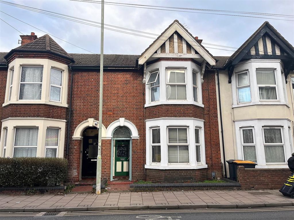 6 bed terraced house for sale in Ashburnham Road, Bedford MK40 Zoopla