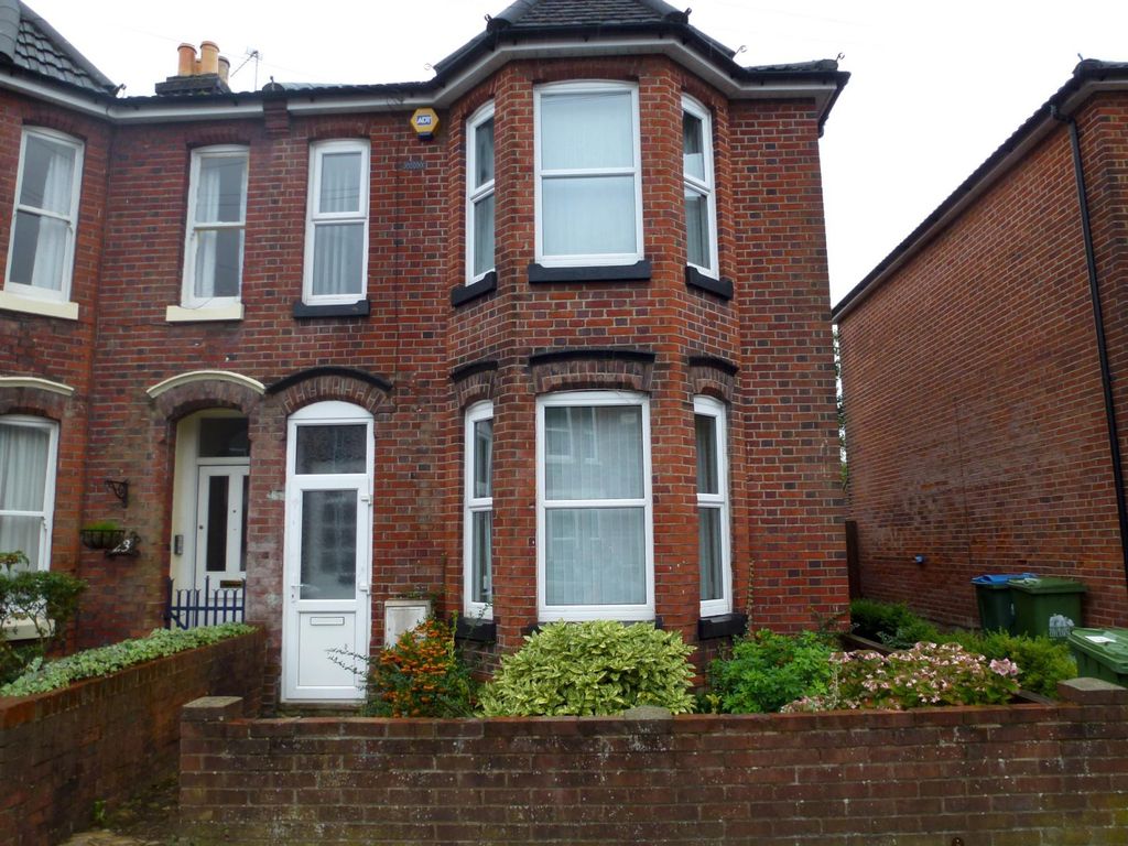 3 bed semidetached house to rent in Whitworth Road, Southampton SO18