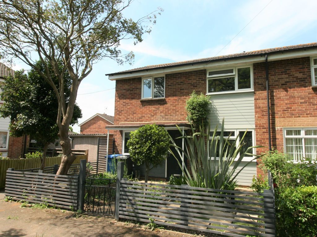 3 bed property to rent in Reeve Road, Holyport, Maidenhead SL6, £1,850