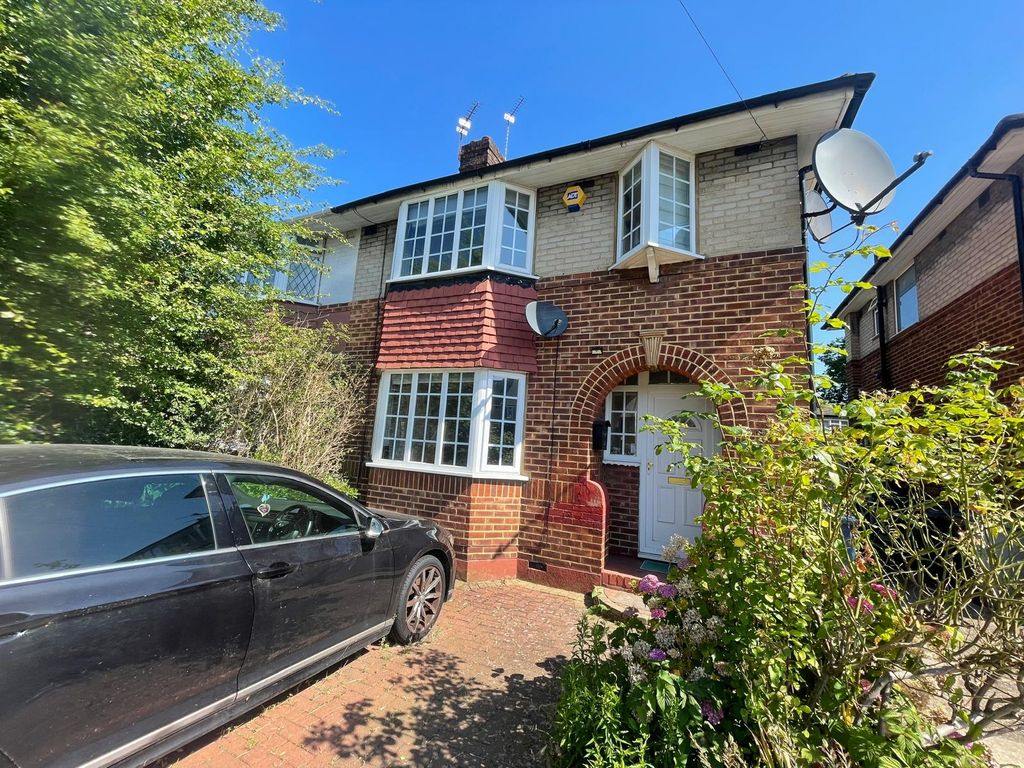 3 bed semidetached house to rent in Morley Crescent, Edgware HA8, £