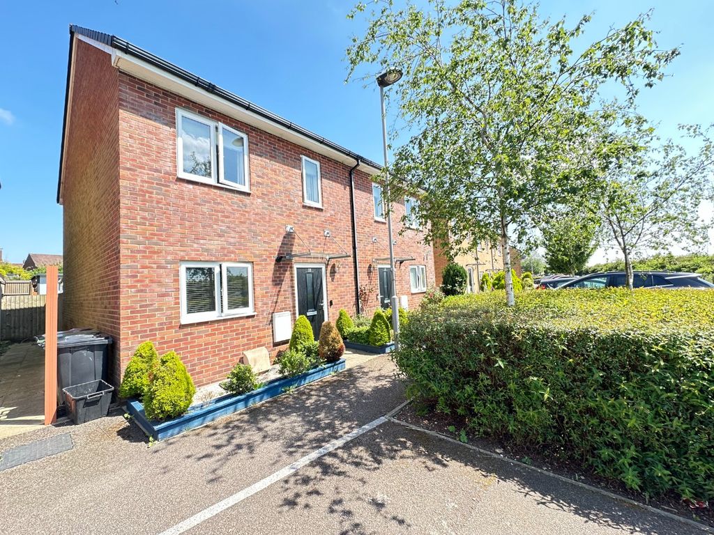 3 bed semidetached house to rent in Farley Meadows, Luton