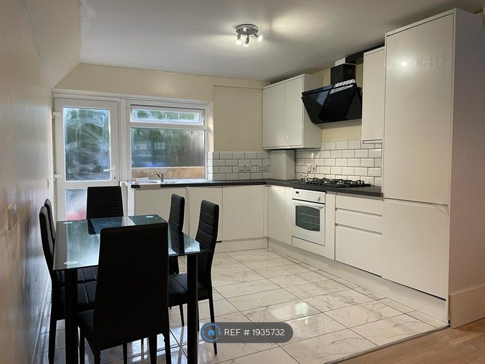 Room to rent in First Avenue, Bexleyheath DA7, £886 pcm Zoopla