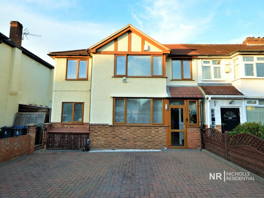 4 bed property for sale in Bridge Road, Chessington, Surrey. KT9, £
