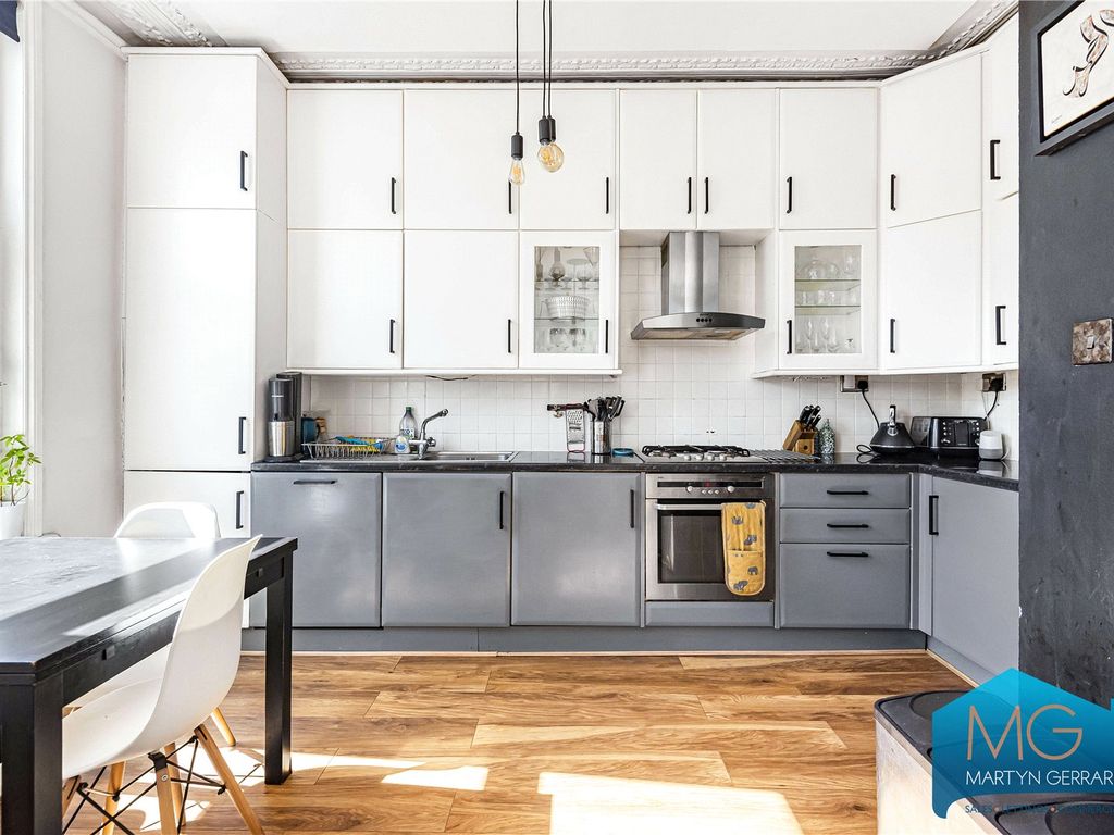 2 bed flat for sale in Florence Road, Finsbury Park, London N4, £