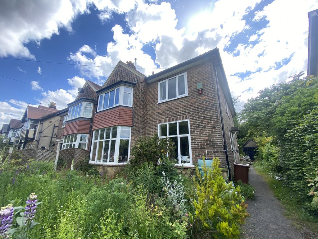 3 bed flat to rent in Otley Road, Leeds LS6, £1,200 pcm Zoopla