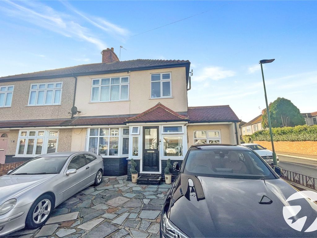 4 bed semidetached house for sale in Selwyn Crescent, Welling, Kent