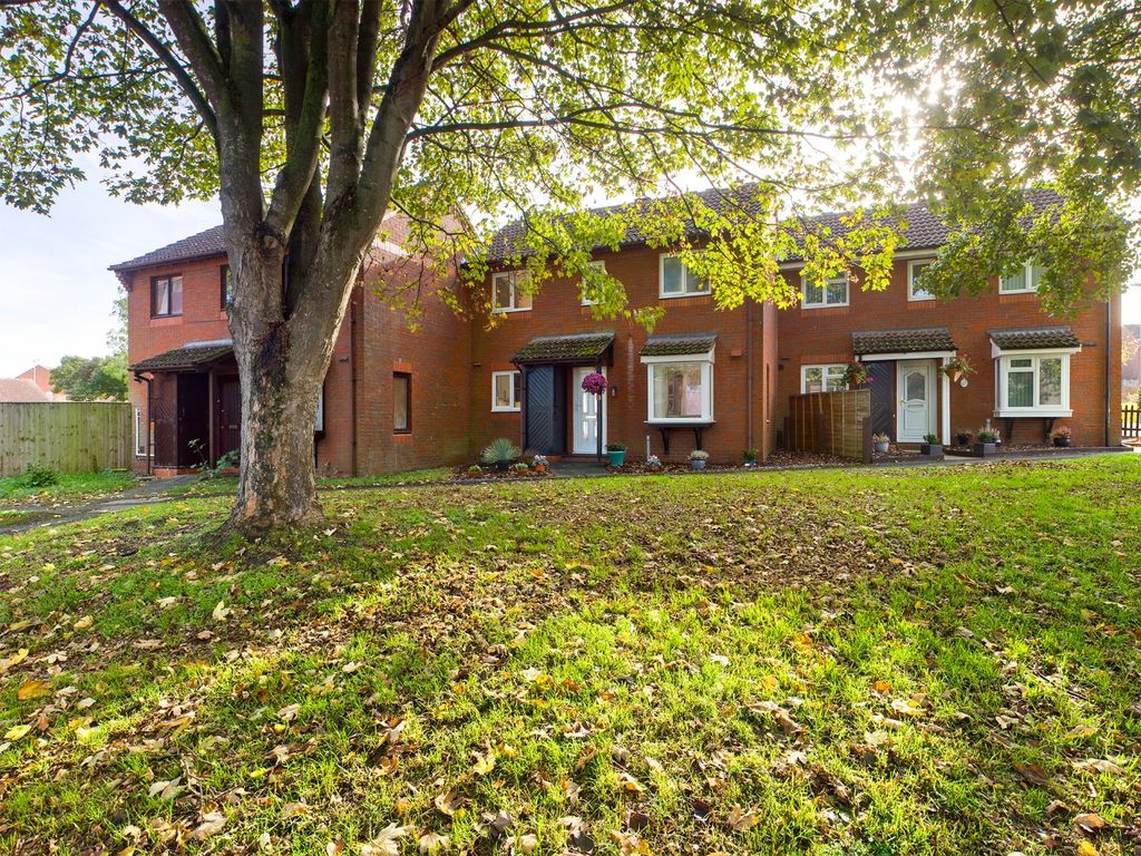 Lisburn Path, Elmhurst, Aylesbury HP20  