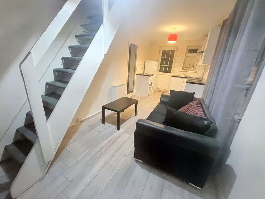 1 bed end terrace house to rent in Waterbeach Road, Slough SL1, £1,025