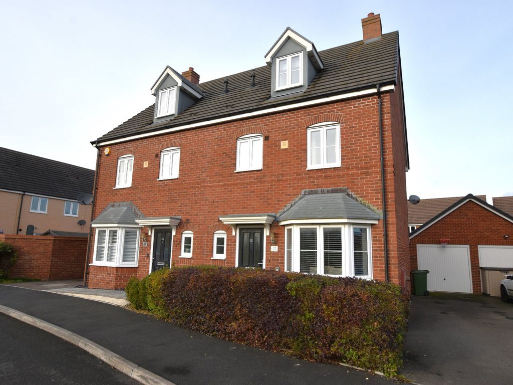 4 bed semidetached house for sale in Snaffle Way, Evesham