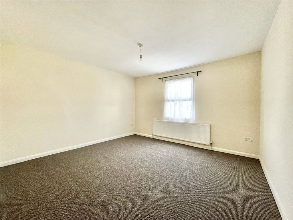 3 bed flat to rent in High Street, Southall UB1, £2,200 pcm Zoopla