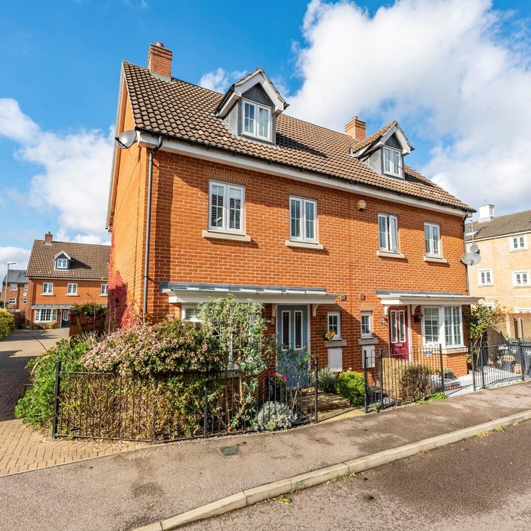 4 bed semidetached house for sale in Livings Way, Stansted, Essex CM24