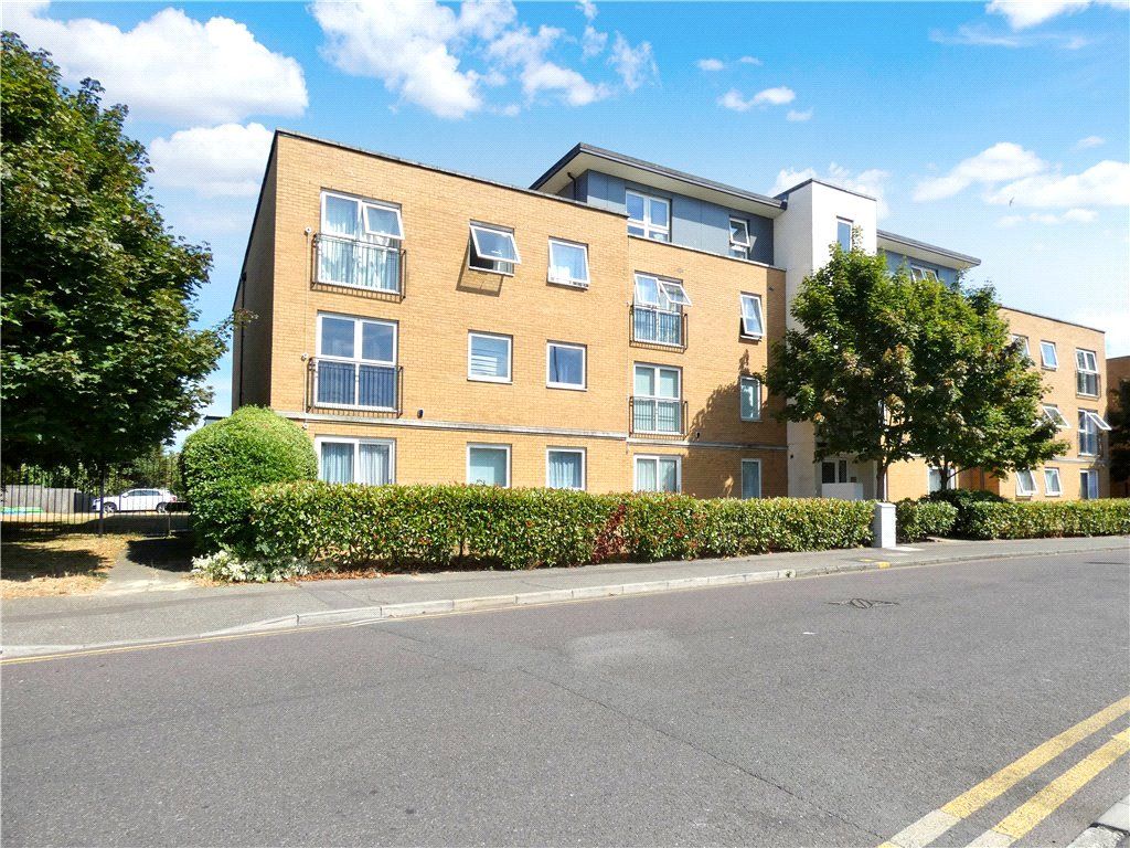 2 bed flat for sale in Kenway, SouthendOnSea, Essex SS2, £180,000