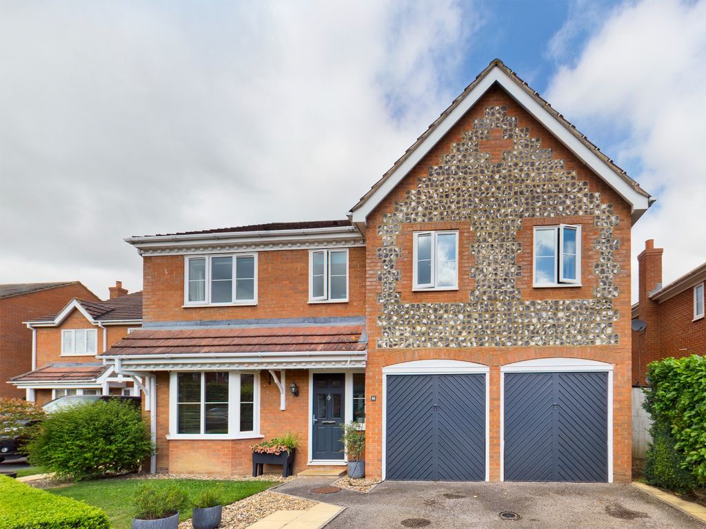 5 bed detached house for sale in Kestrel Way, Watermead, Aylesbury HP19