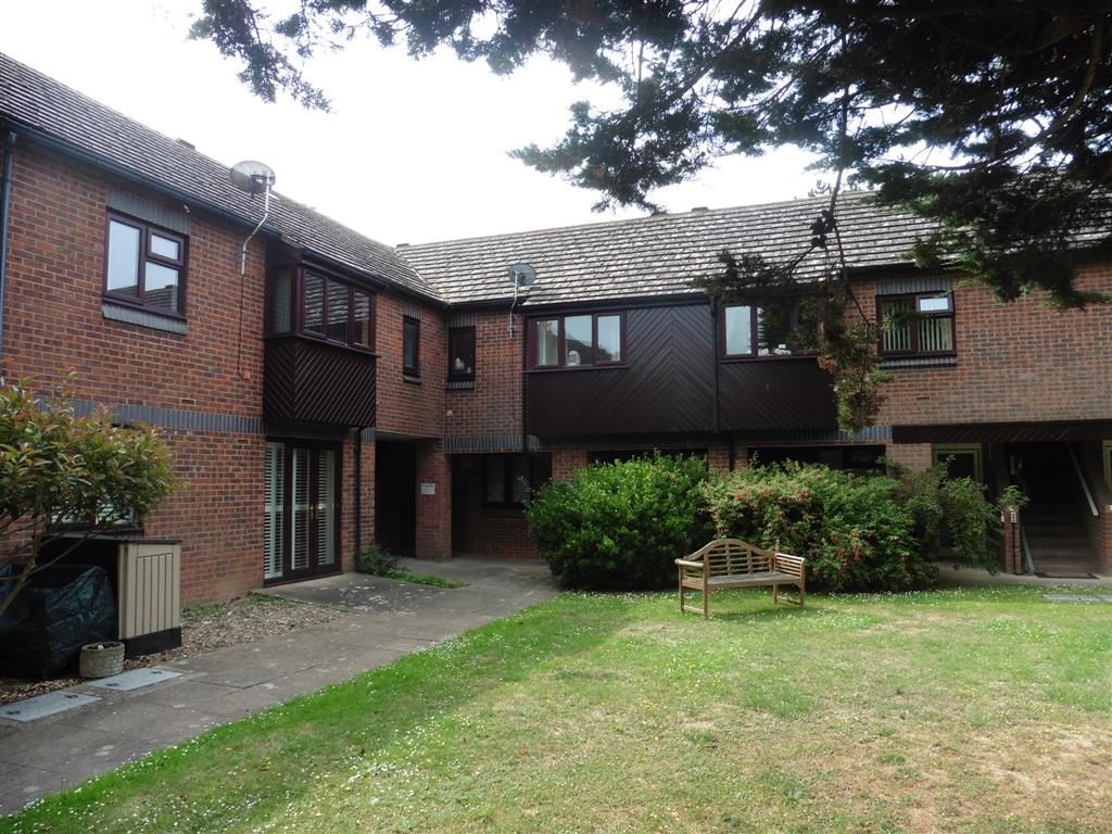2 bed flat for sale in Sea Front, Hayling Island, Hampshire PO11 Zoopla
