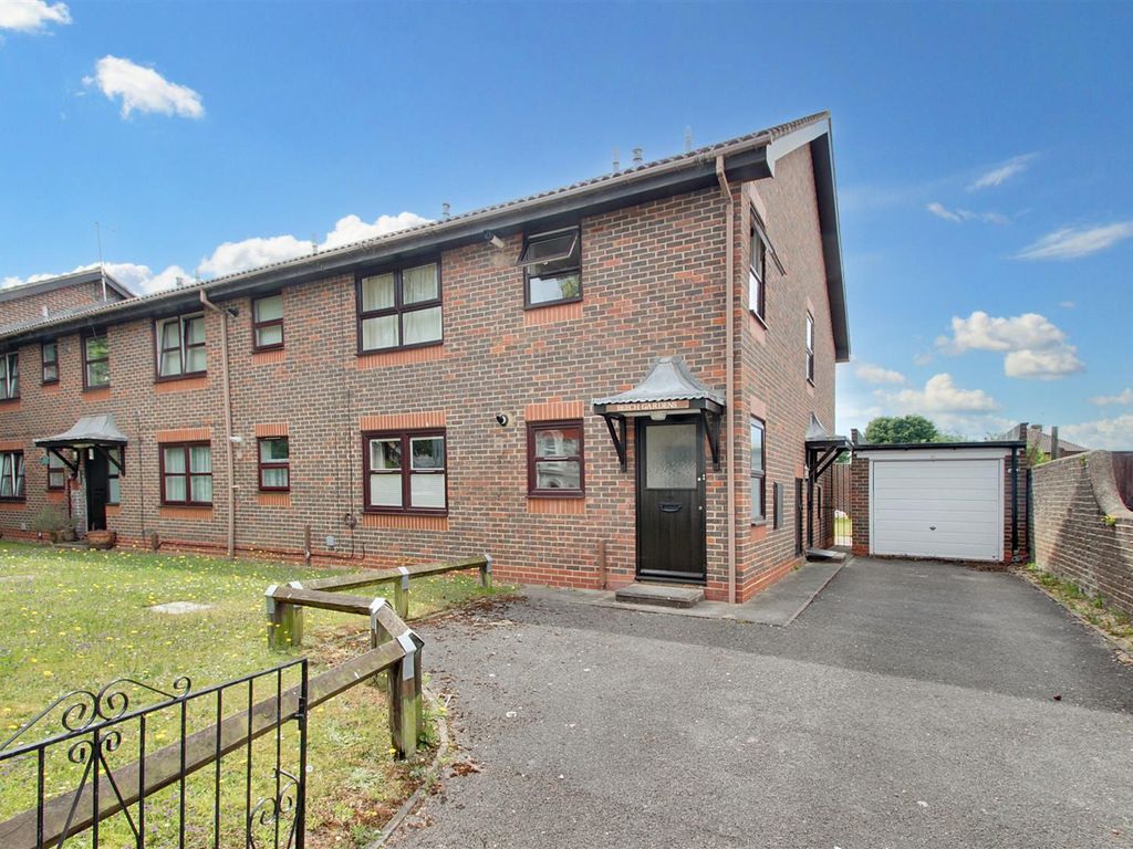 2 bed flat for sale in Bulkington Avenue, Broadwater, Worthing BN14, £