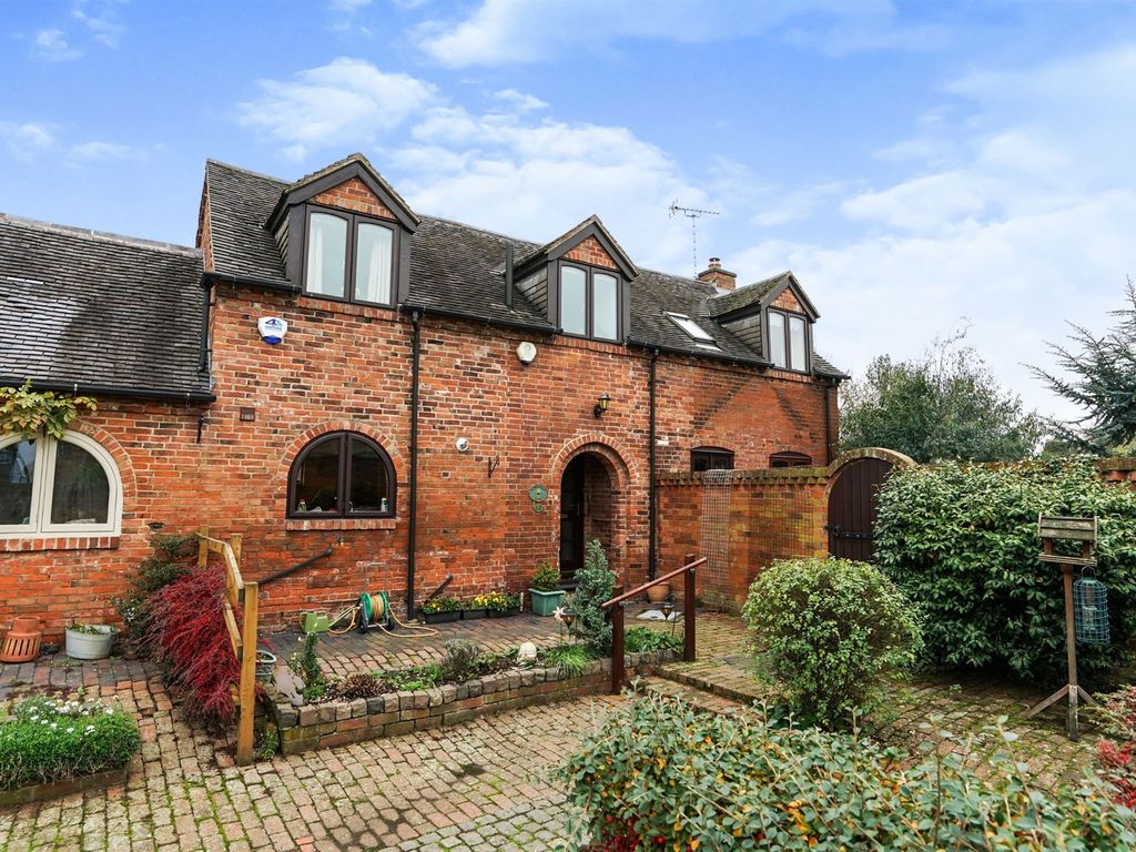 3 bed barn conversion for sale in Brookside, RollestonOnDove, Burton