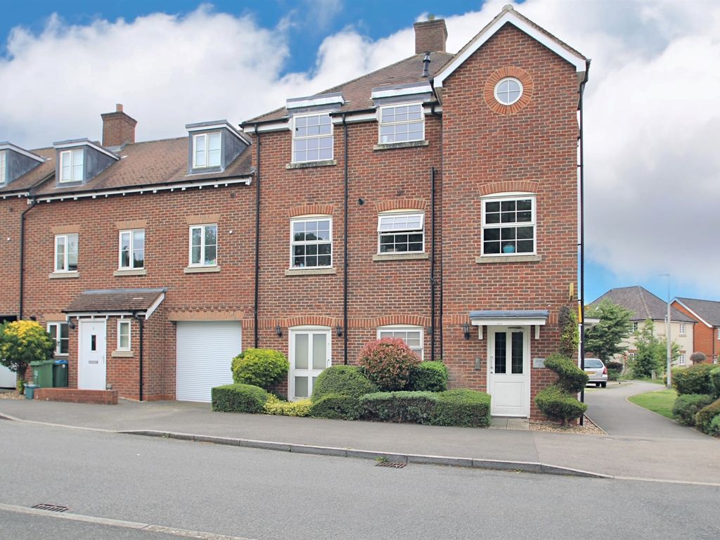 2 bed flat to rent in Princess Mary Drive, Wendover, Aylesbury HP22, £