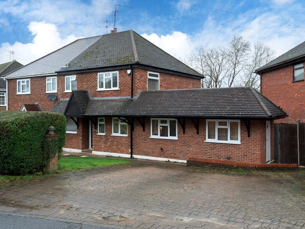 3 bed semidetached house for sale in Mountfield Road, Hemel Hempstead