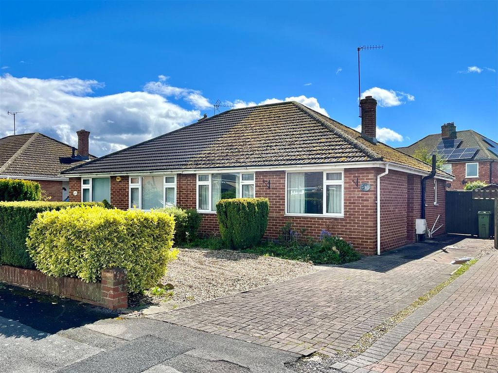 2 bed semidetached bungalow for sale in Snowdon Gardens, Churchdown