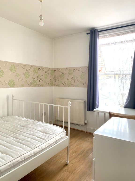 Room to rent in Burdett Road, Mile End E3, £800 pcm Zoopla