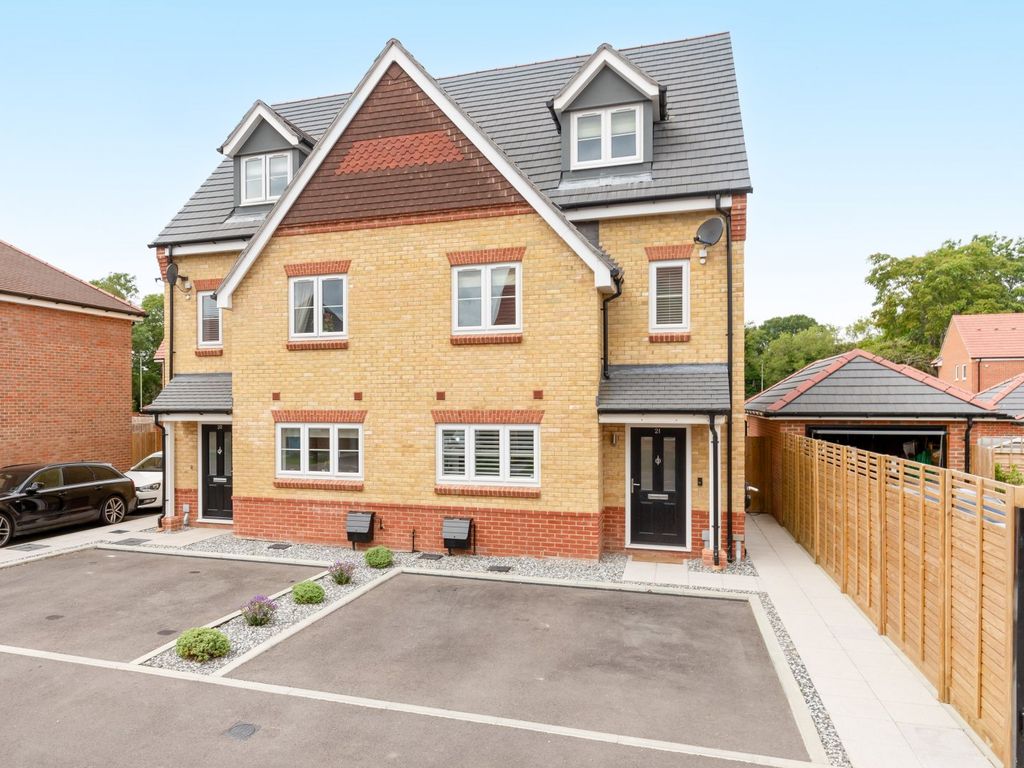 4 bed semidetached house for sale in Equestrian Court, Arborfield