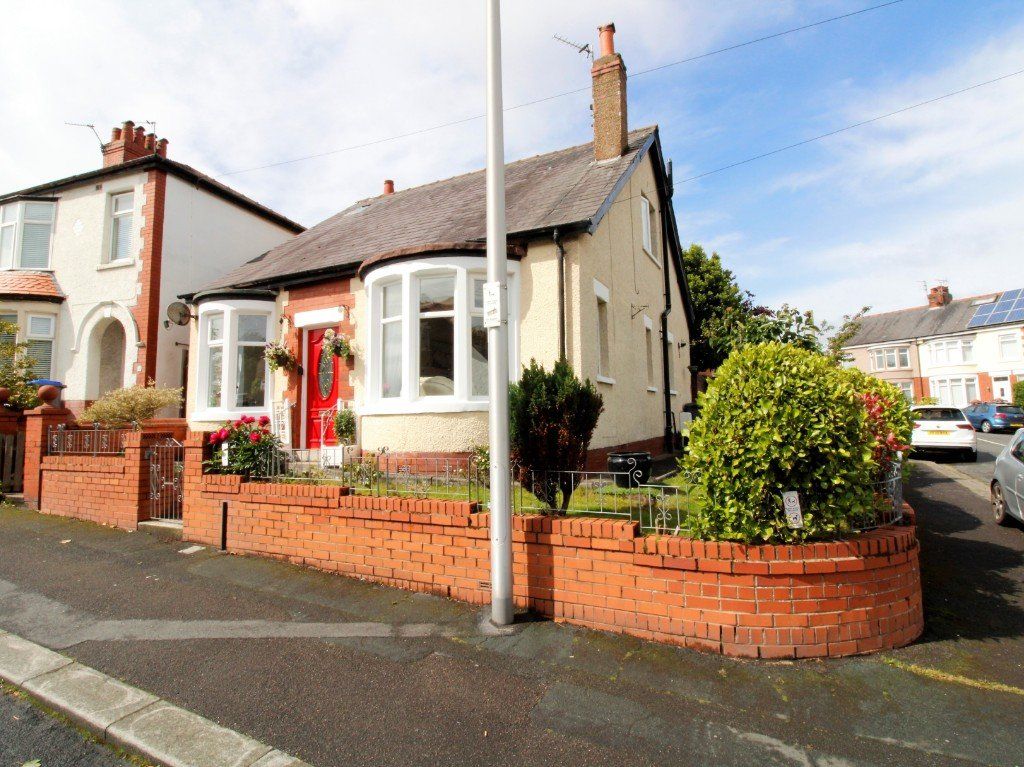 2 bed detached bungalow for sale in Layton Road, Blackpool FY3 Zoopla