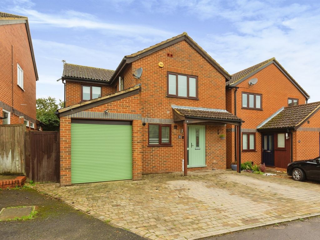 4 bed detached house for sale in Goffe Close, Thame OX9, £585,000 Zoopla