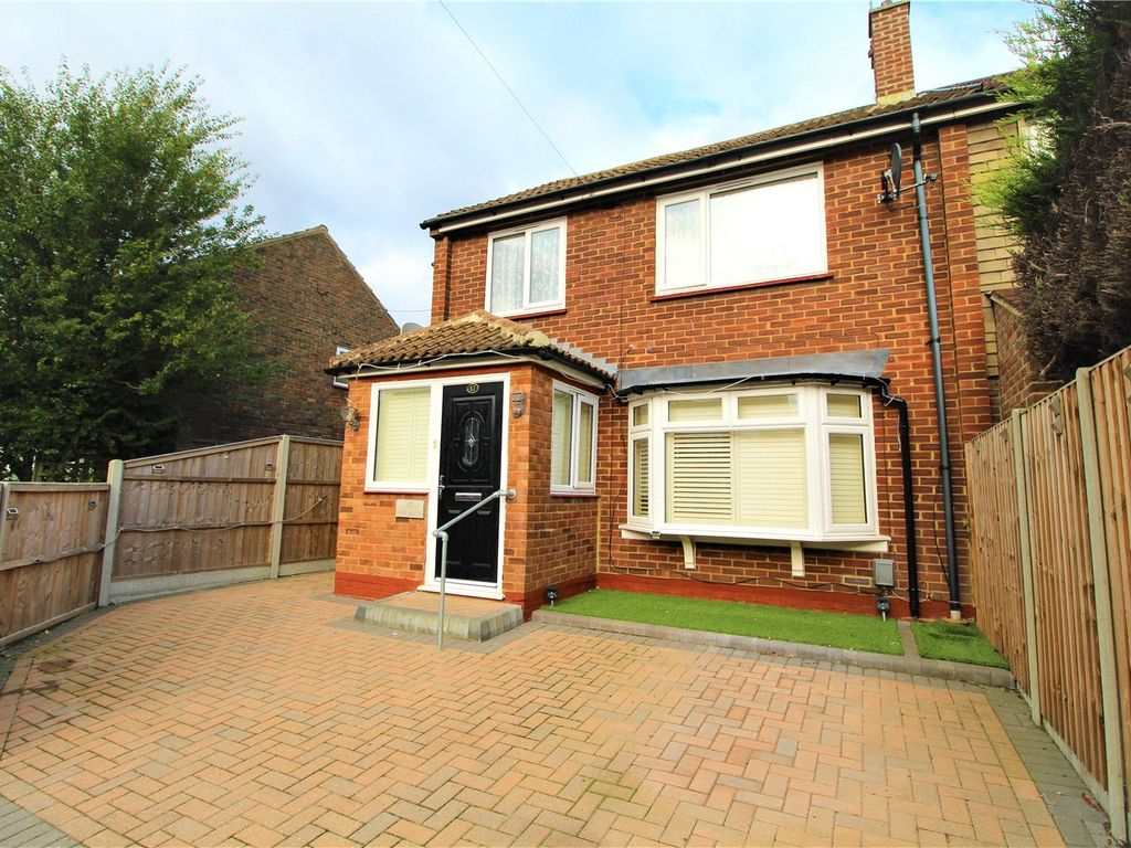 3 bed semidetached house for sale in Willow Way, Aldershot, Hampshire