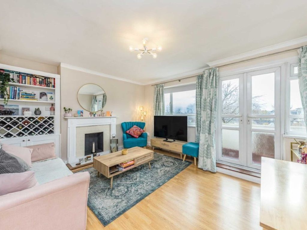 3 bed flat to rent in Esher Gardens, London SW19, £2,450 pcm Zoopla