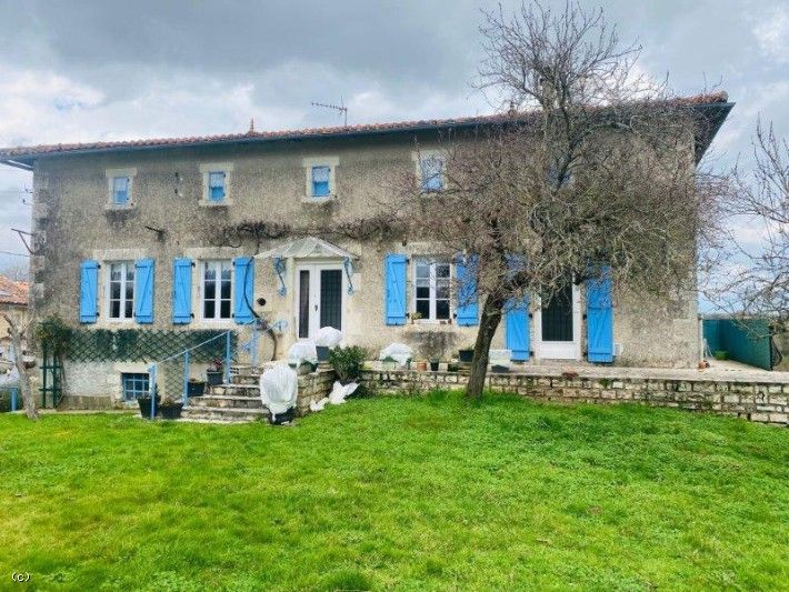 4 bed detached house for sale in ChampagneMouton, PoitouCharentes