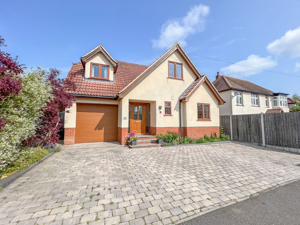 4 bed property for sale in Highams Road, Hockley SS5 Zoopla