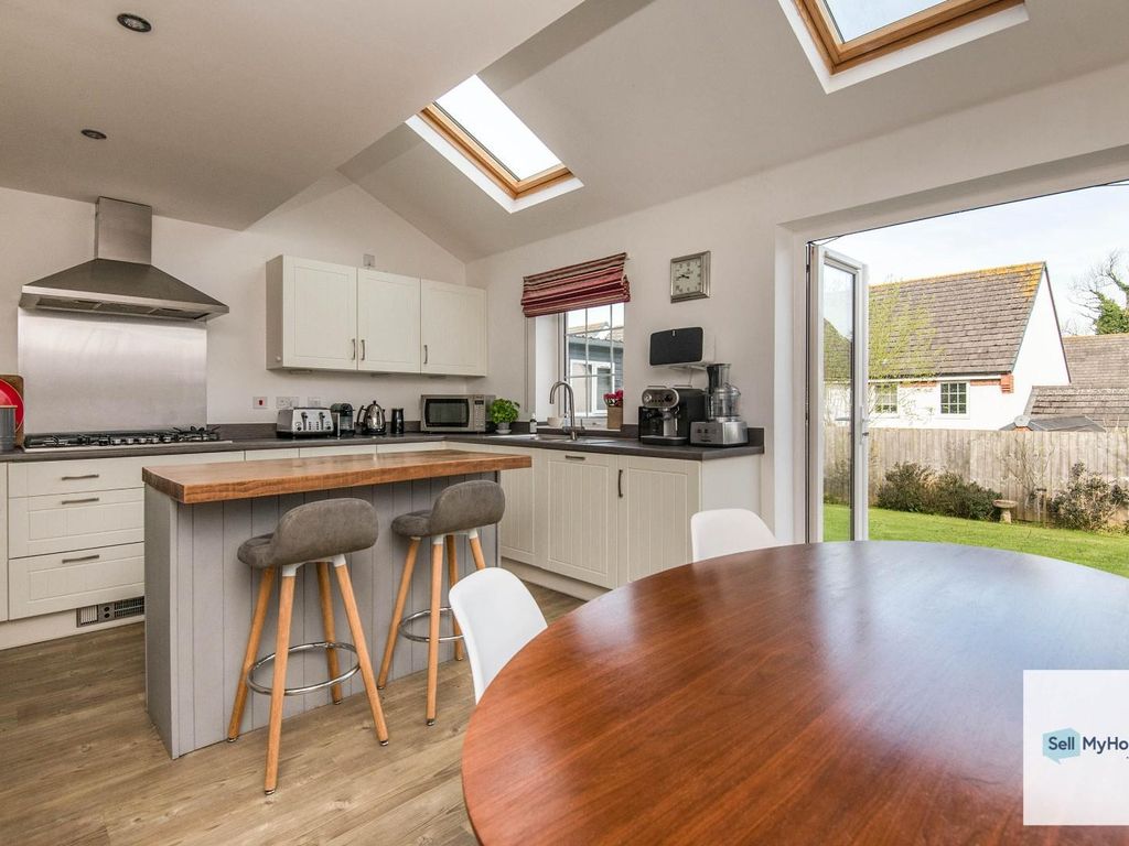 5 bed detached house for sale in Trott Close, Cullompton EX15, £475,000