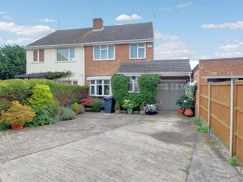 3 bed semidetached house for sale in Chamwells Walk, Longlevens
