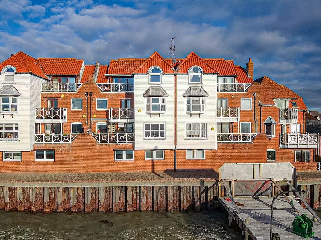 4 bed town house for sale in Kings Road, BurnhamOnCrouch CM0, £