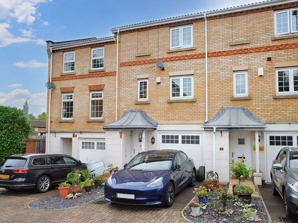 3 bed terraced house for sale in Porthallow Close, Farnborough