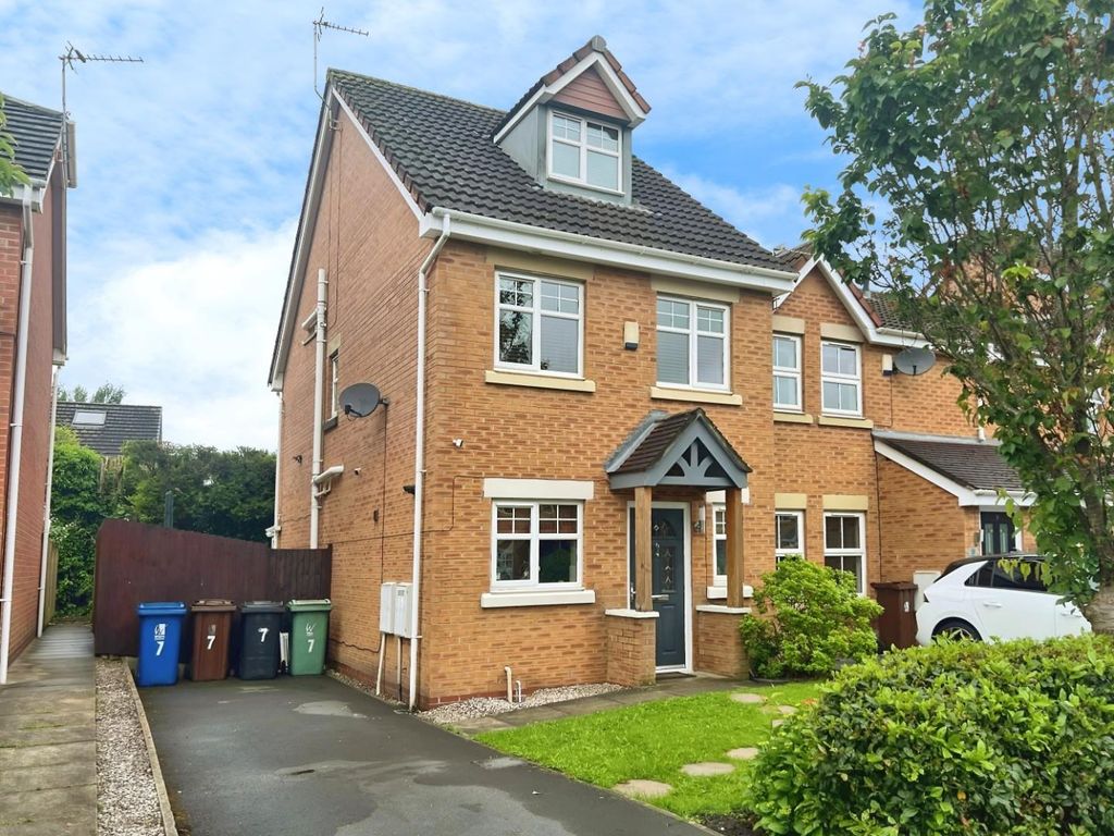 4 bed semidetached house for sale in Garden Vale, Leigh WN7, £265,000