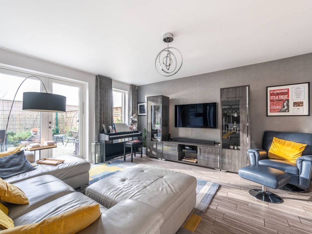 Mark Twain Drive, Gladstone Park, London NW2  