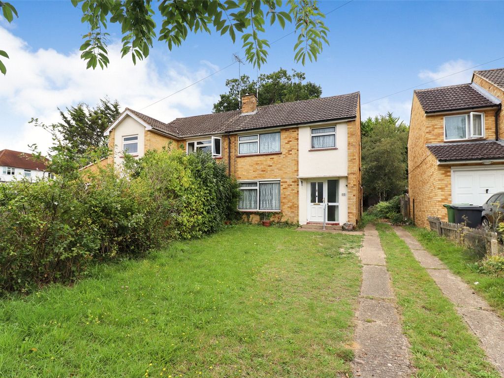 3 bed semidetached house for sale in Hawthorn Road, Frimley, Camberley